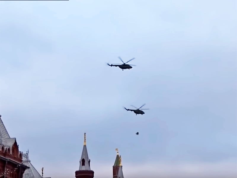 «ЧП» в Москве: ФСО отработала «эвакуацию первого лица» из Кремля на веревке, свисающей с вертолета — видео