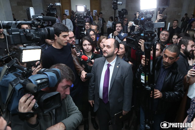 И.о. министра Араика Арутюняна в ЕГУ встретили демонстрацией: фото, видео