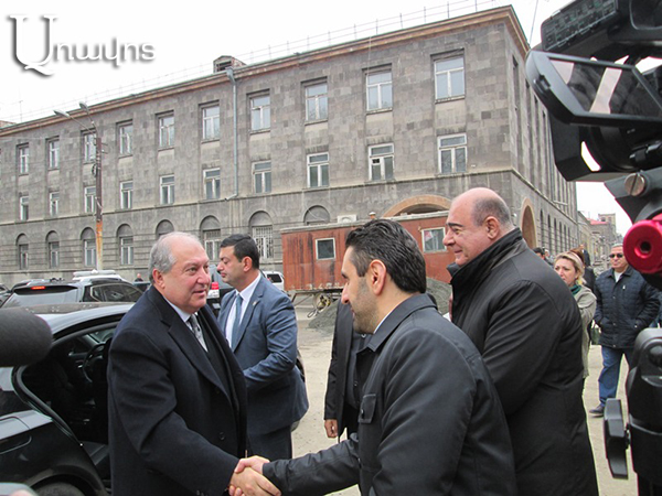 Президент Армения вернул обратно встречавших его губернатора и мэра и сделал большой сюрприз жителям Гюмри: фоторяд