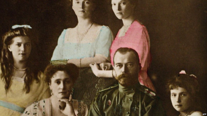 В России к 100-летию расстрела царской семьи испекли пирожные с портретами Николая II, его детей и жены
