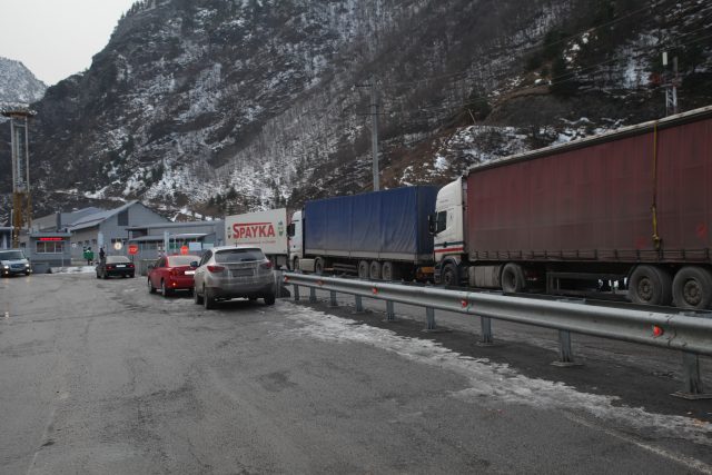 Со стороны России в направлении Грузии имеются скопления транспорта протяженностью до 2 км