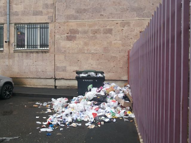 Скопление мусора в школьном дворе: убрано после публикации