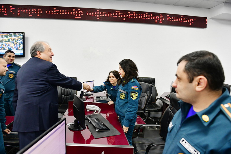 Президент Саргсян посетил находящиеся на дежурстве в праздничные дни подразделения МЧС