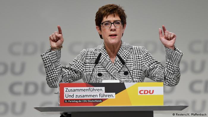 Аннегрет Крамп-Карренбауэр стала новым лидером ХДС — партии Ангелы Меркель