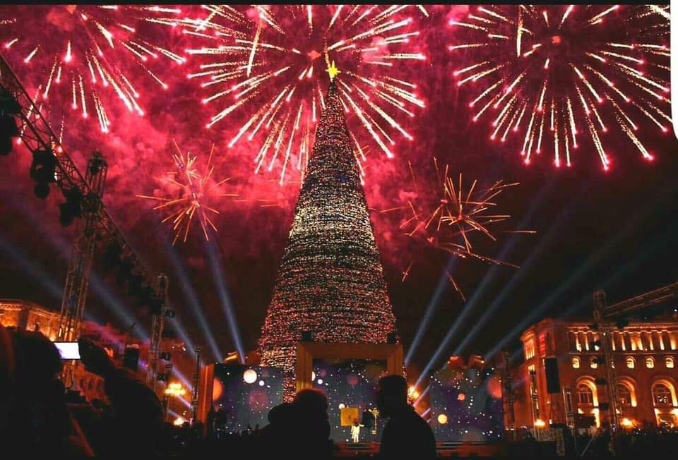 В Ереване состоялась торжественная церемония зажжения огней главной елки: видео