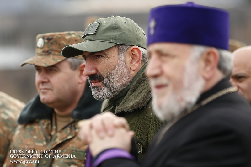 Никол Пашинян и Гарегин Второй посетили боевой опорный пункт и поздравили военнослужащих с Новым годом: видео