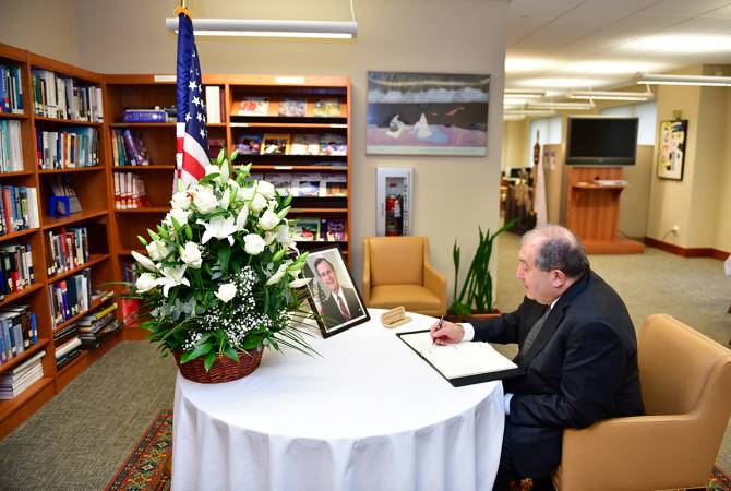 Президент Саргсян сделал запись в Книге скорби Посольства США в Армении по случаю смерти Джорджа Буша-старшего