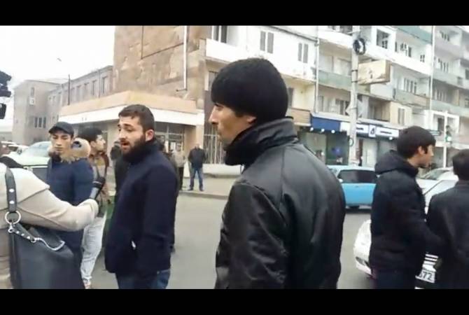 Группа эчмиадзинцев перекрыла трассу Ереван-Эчмиадзин, требуя вновь арестовать Манвела Григоряна