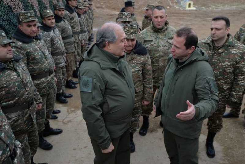 Президент Саргсян посетил боевые позиции на Нахичеванском направлении