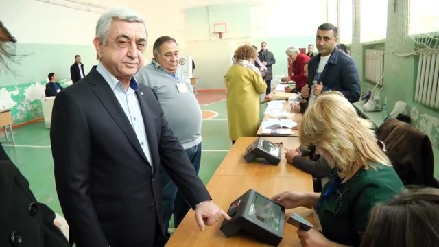 Серж Саргсян молча проголосовал и удалился: видео