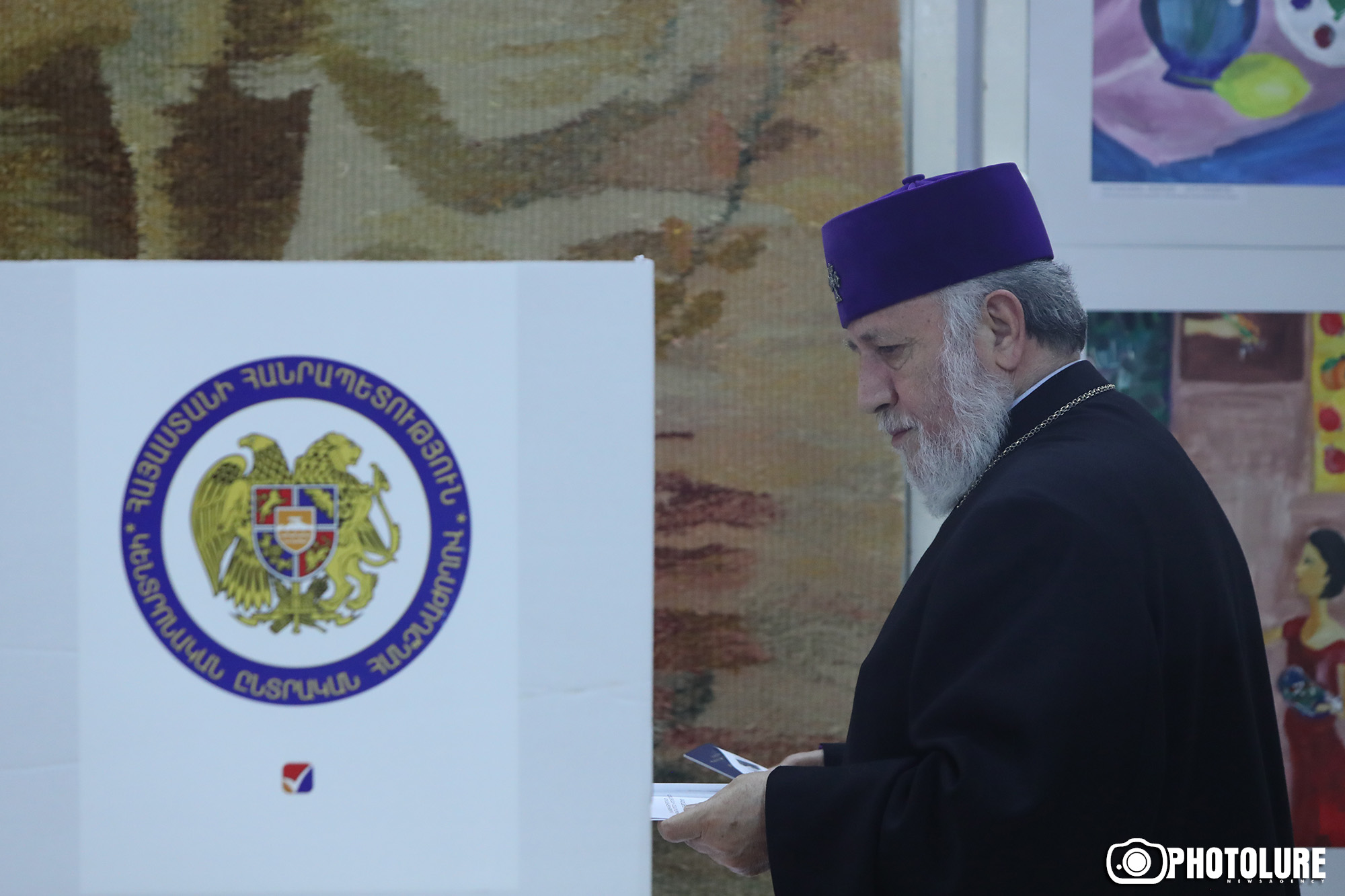 Католикос Всех Армян проголосовал на избирательном участке 14/11 в Эчмиадзине