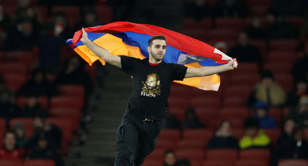 Во время матча «Арсенал» (Лондон) – «Карабах» (Азербайджан) на поле выбежал болельщик с флагом Арцаха