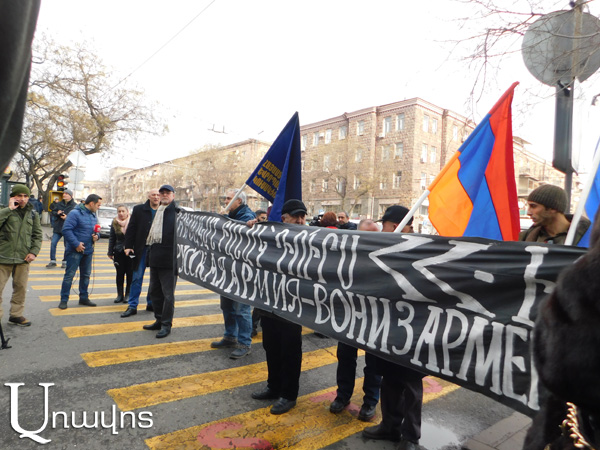 Акция протеста у посольства России с требованием передать Армении российского военного, убившего женщину в Гюмри: фото