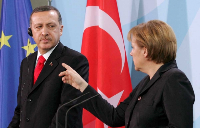 Меркель призвала Эрдогана к сдержанности в связи с выводом войск США из Сирии