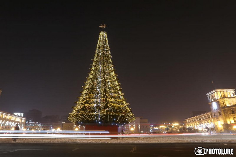 Пресс-секретарь Мэрии Еревана: на Площади Республики устанавливается новая елка высотой в 35 метров