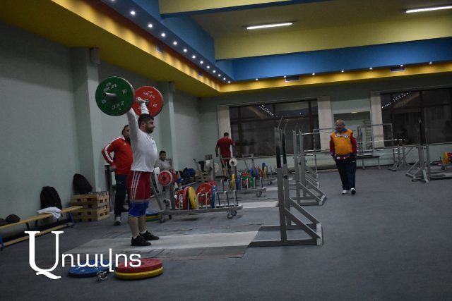 Команды тяжелоатлетов начали год со сборов в Олимпийском комплексе Олимпаване