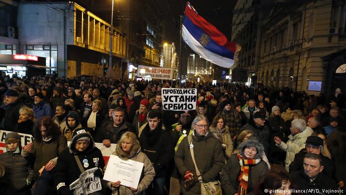 Тысячи сербов в Белграде потребовали отставки президента Александра Вучича