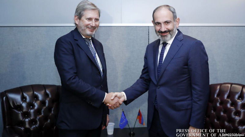 Йоханнес Хан прибыл в Ереван для переговоров с новым руководством Армении