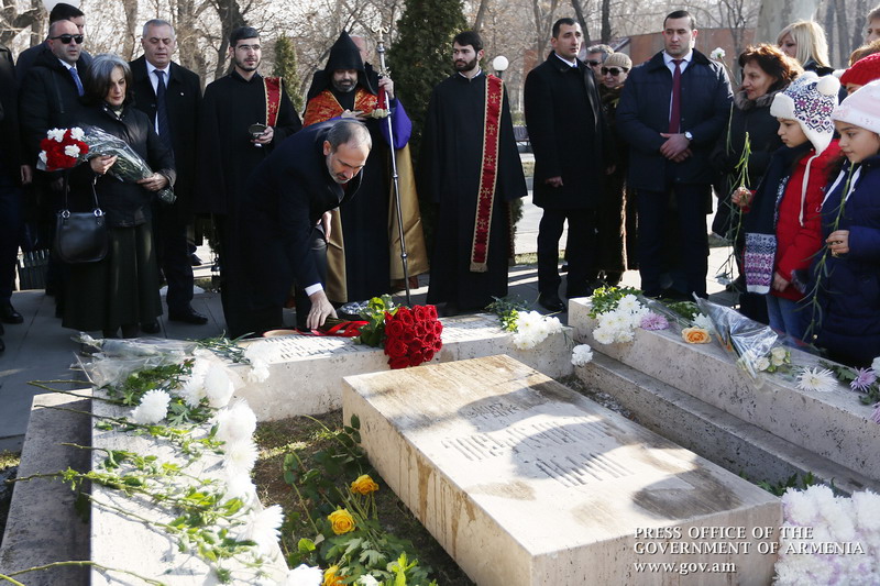 Никол Пашинян посетил Пантеон имени Комитаса и воздал дань уважения памяти Сильвы Капутикян