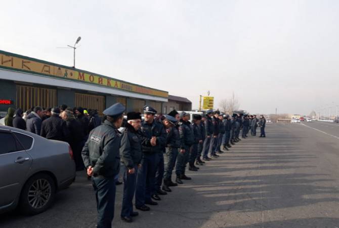 На трассе Ереван-Эчмиадзин продолжаются акции протеста с требованием вновь арестовать Манвела Григоряна