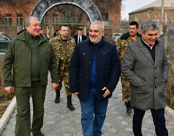 Президент Армении посетил семью Вазгена Саргсяна