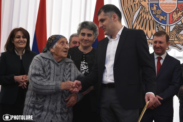 Первый депутатский мандат вручила 103-летняя бабушка – старейший избиратель в Армении: видео