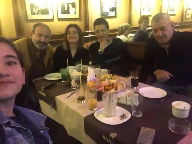Никол Пашинян с семьей посетил джаз-клуб маэстро Левона Малхасяна в Ереване