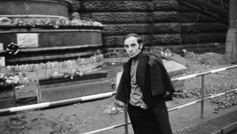 Шарль Азнавур в Праге в день прощания с Яном Палахом в 1969г: уникальная фотовыставка в Париже