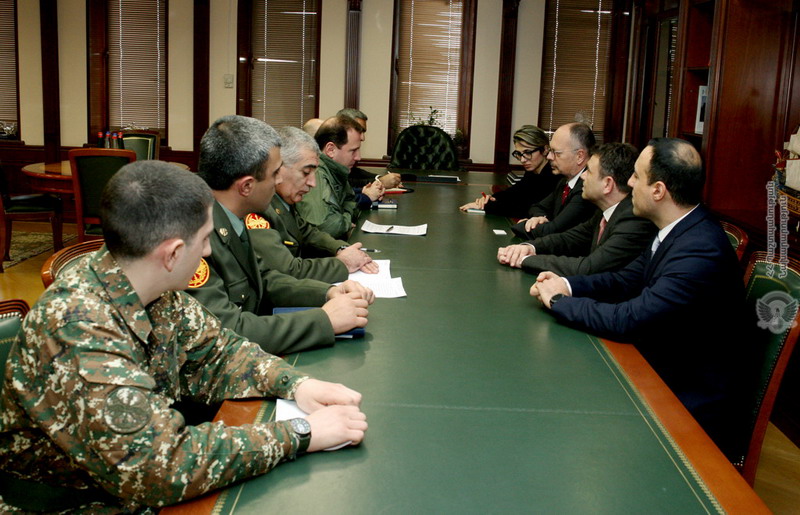 Министр обороны Армении встретился с руководителями компании Microsoft