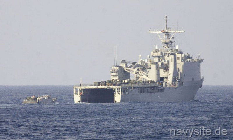 Доковый десантный корабль 6-го флота ВМС США USS FortMcHenry (LSD 43) вошел в Черное море