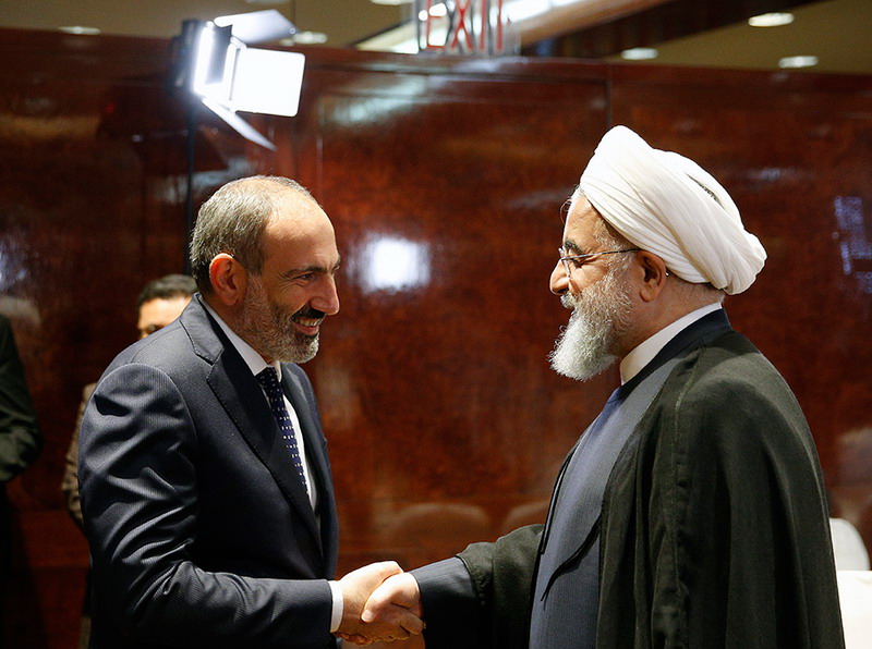 Никол Пашинян поздравил Хасана Роухани по случаю 40-летия Исламской революции в Иране