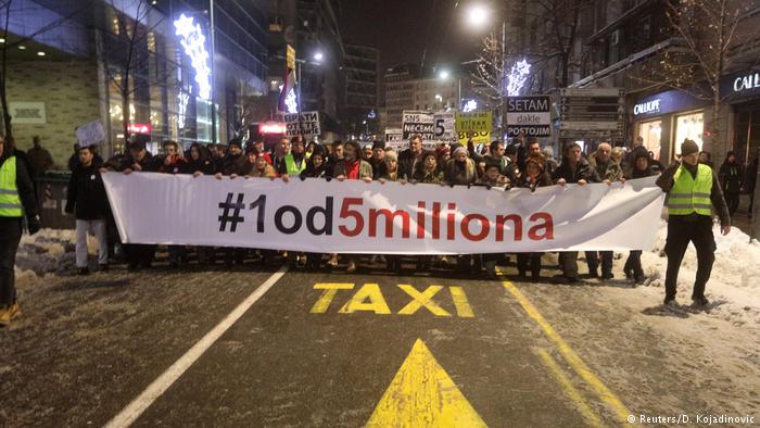 «Долой Вучича»: антиправительственные протесты в Сербии расширяются