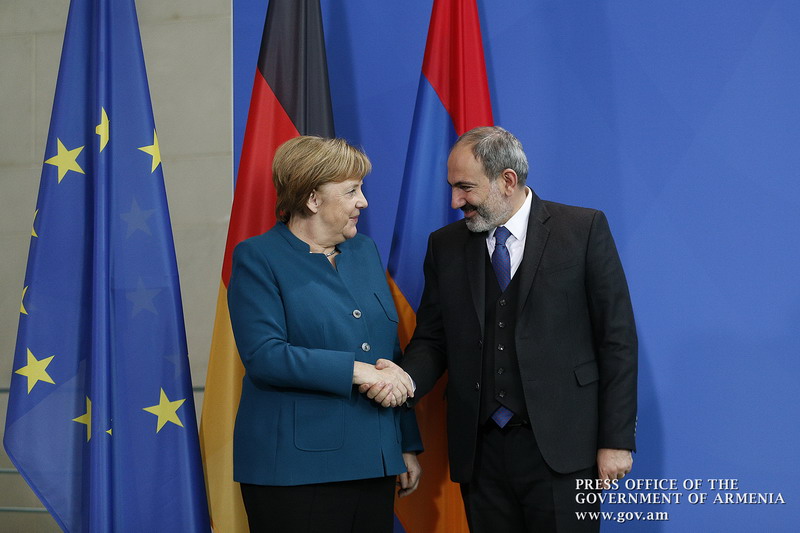 Bari galust: канцлер Меркель приветствовала Пашиняна в Берлине по-армянски