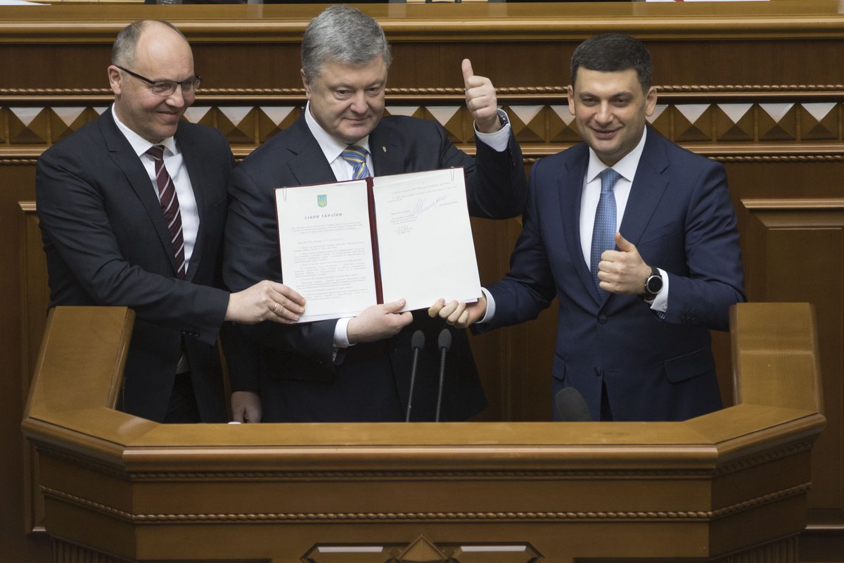 Президент Украины подписал поправки к Конституции, закрепляющие курс на ЕС и НАТО