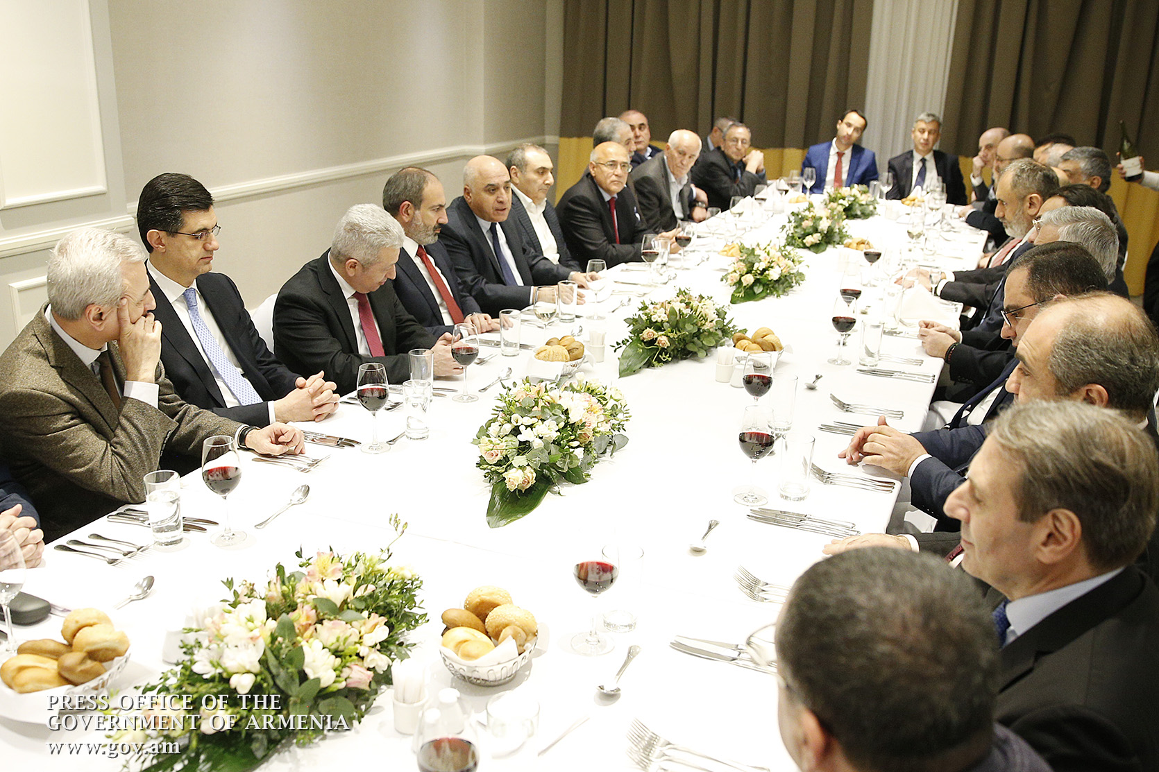 Никол Пашинян провел рабочий обед с членами Союза предпринимателей и промышленников Армении