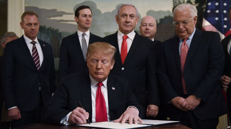 Трамп в присутствии Нетаньяху подписал прокламацию о суверенитете Израиля над Голанскими высотами
