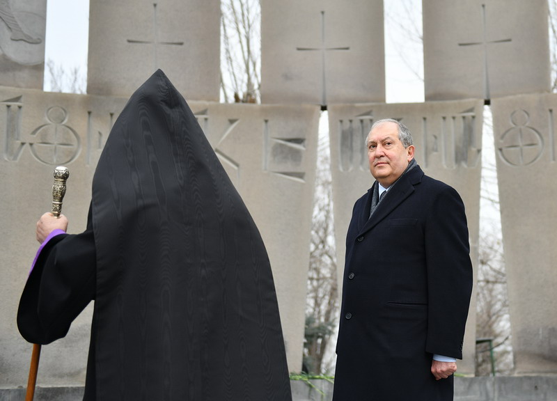 Президент Армении в пантеоне «Ераблур» воздал дань уважения памяти Вазгена Саргсяна