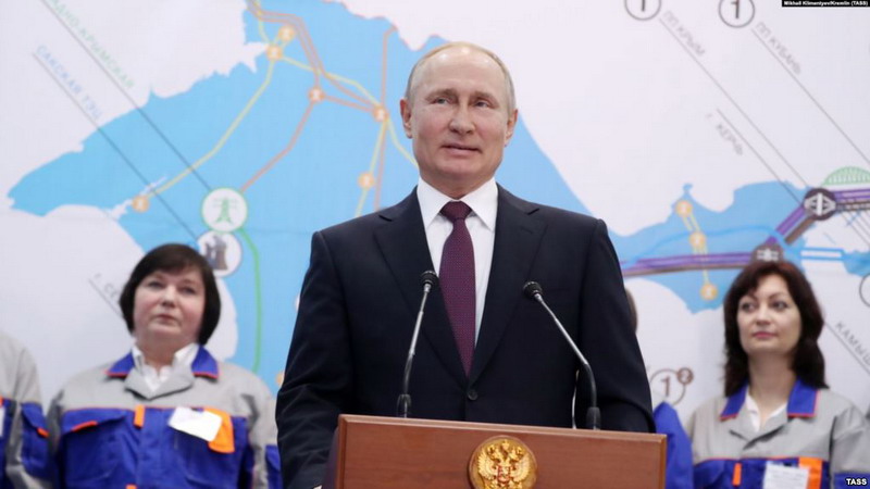Путин подписал скандальные законы о наказаниях за «неуважение к власти» и «фейки»