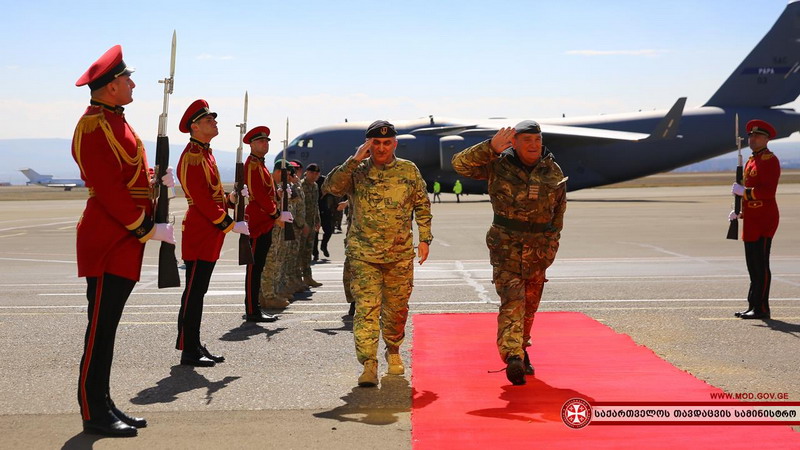 Военный комитет НАТО прибыл в Грузию во главе с главным маршалом авиации Британии сэром Стюартом Питчем