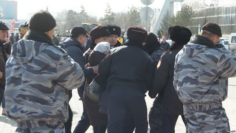 Казахстан: полиция задержала 20 человек, протестующих против переименования Астаны в Нурсултан