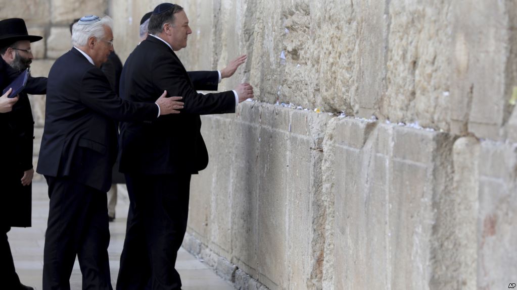Госсекретарь США посетил Стену Плача в Иерусалиме вместе с премьером Израиля