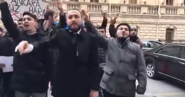 «Армяне, русские, персы — наши враги!»: в Баку «протестуют» — видео