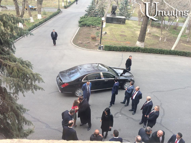 Как депутаты от ППА встречают своего председателя Гагика Царукяна: видео