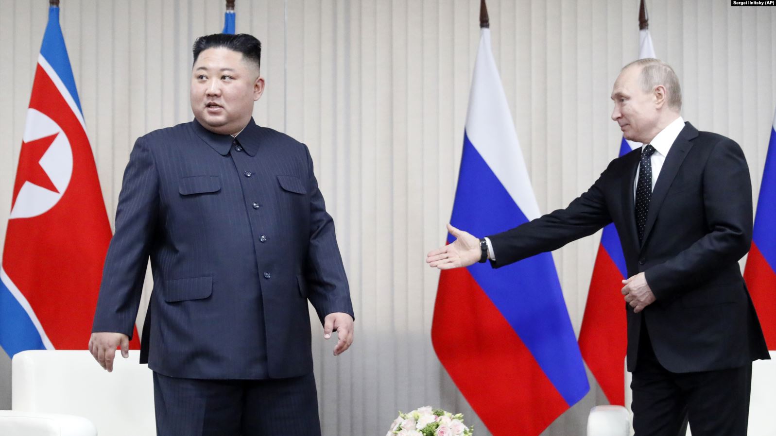 Путин и Ким Чен Ын встретились под «Танец с саблями» и подарили друг другу мечи