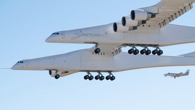Крупнейший в мире 226-тонный самолет Stratolaunch поднялся в воздух в США: видео