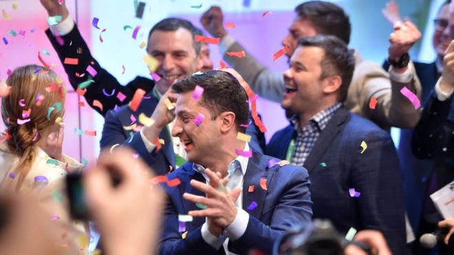 Владимир Зеленский побеждает, Петр Порошенко признал поражение в президентских выборах в Украине