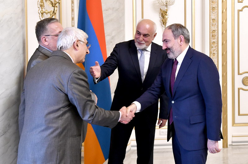 Никол Пашинян принял делегацию армян Румынии во главе с Варужаном Восканяном