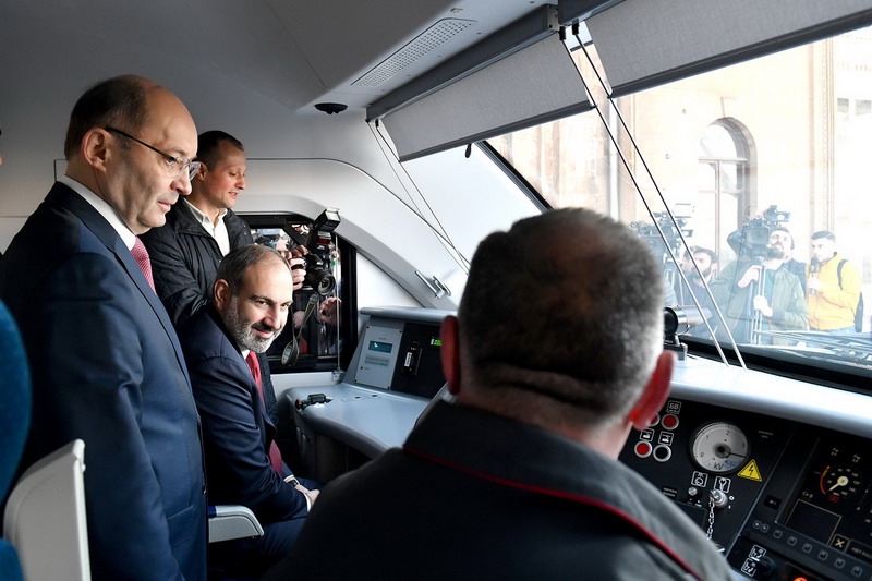Премьер-министр с рабочим визитом отбыл в Гюмри на новом электропоезде, который будет совершать регулярные рейсы по маршруту Ереван-Гюмри-Ереван