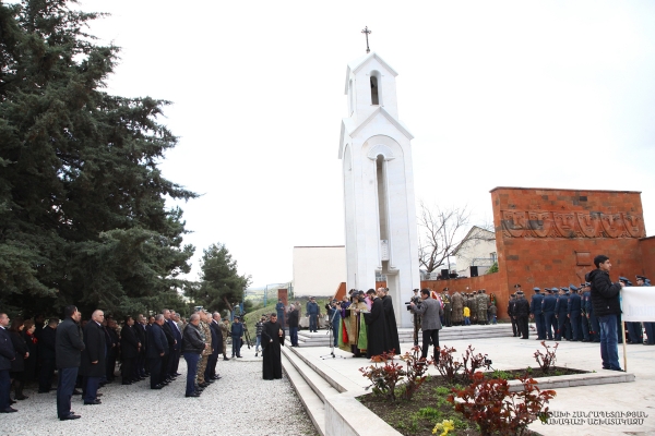 Руководители Арцаха в Степанакерте почтили память жертв Геноцида армян в Османской империи