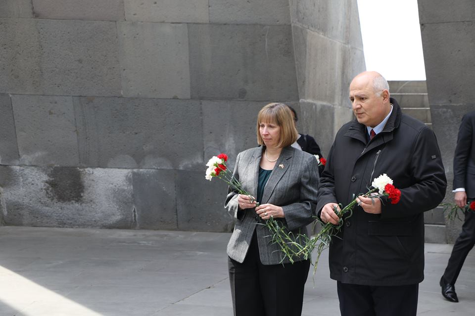 Посол США в Армении Линн Трейси была глубоко впечатлена в ходе посещения Мемориала Цицернакаберд: фото